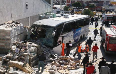 Yolcu Otobüsü Benzin İstasyonuna Daldı