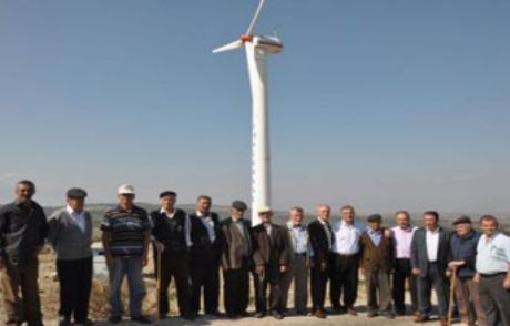 Elektriği Kesilen Köy Rüzgar Tribünü Dikti!