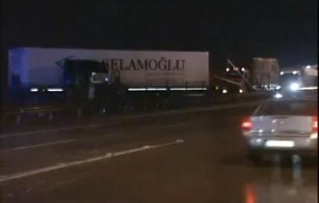 Tır Devrildi Sürücü Kaçtı