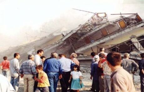 'enkaz Altındakileri Biz Öldürdük'