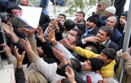 Binlerce İnsan Van'dan Kaçmak İçin Sırada