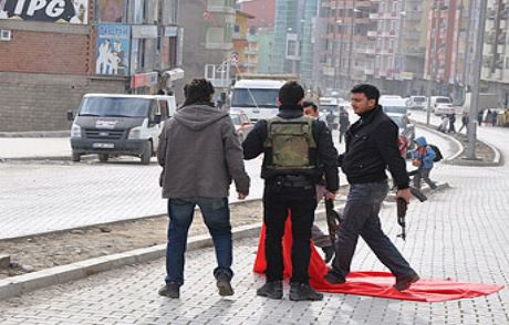 Hakkari Çarşı Merkezine Pkk Bayrağı Asıldı