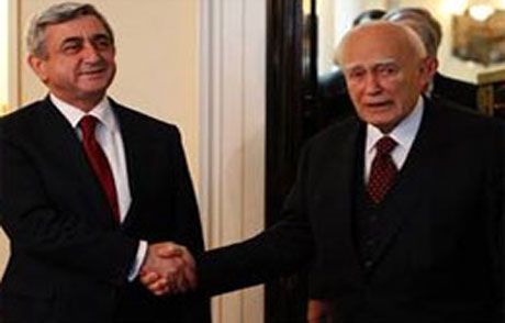 Karolos Papulyas'dan Türklere Hakaret!
