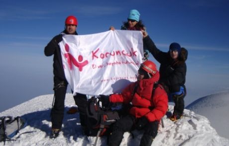 Dağcılar Koruncuklar İçin Tırmandı