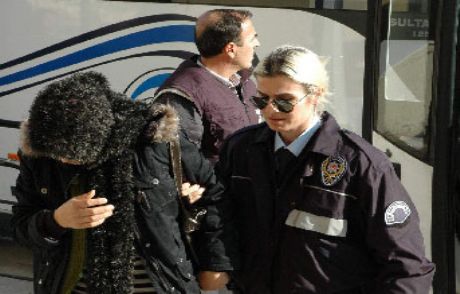 Öz Yeğenini Erkeklere Pazarladı