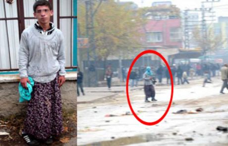 Etek Giyip Eşarp Takanlar Erkek Çıktı