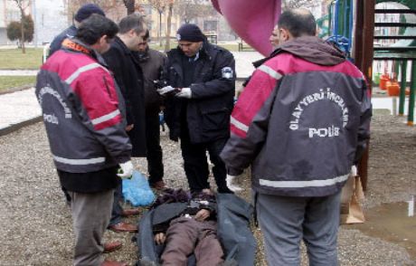 Parkta Kendini Salıncağa Astı