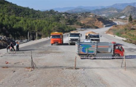 Karayolu İnşaatını Tel Örgü İle Durdurdu