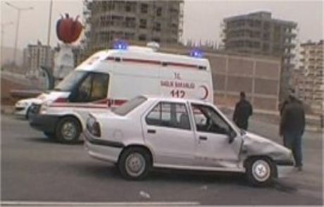 Ambulans Otomobile Çarptı