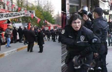 Öğrenciler Hukuk Bürosunu Bastı