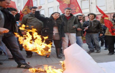 Liseli Öğrencilerden Karne Yakma Eylemi!