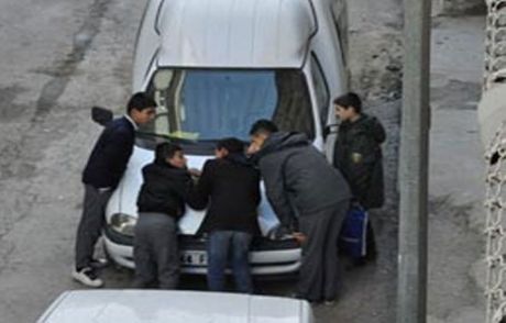 Öğrencilerin Karne Düzeltme Heyacanı