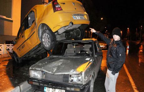 Kaza Yapan Taksi Otomobilin Üzerine Çıktı