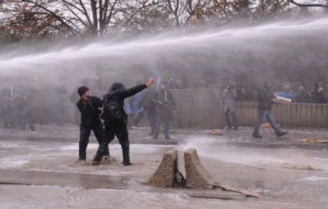 Akp Binasına Yürüyen Öğrencilere Müdahale!