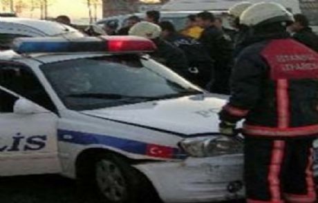 Trafik Polisi Levhaya Çarptı