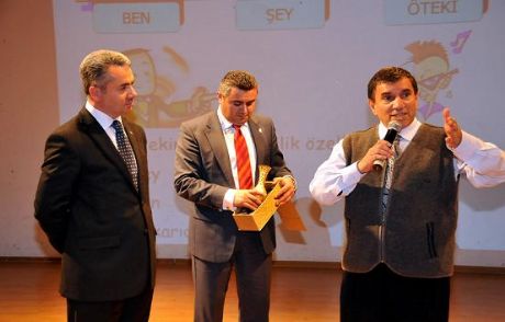 Üstün Dökmen'den İletişim Semineri