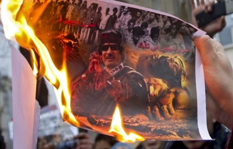 Kaddafi Kendi Halkını Bombalatıyor!