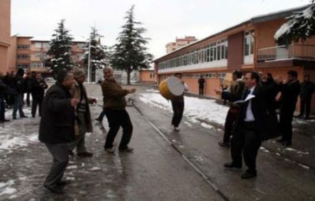 İstifa Eden Rektör İçin Göbek Attılar