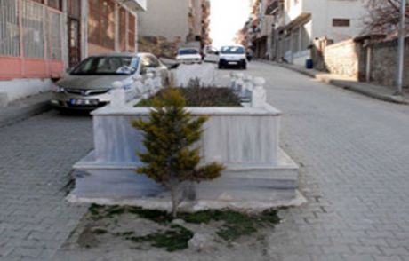 Bu Mezarın Burada Ne İşi Var?