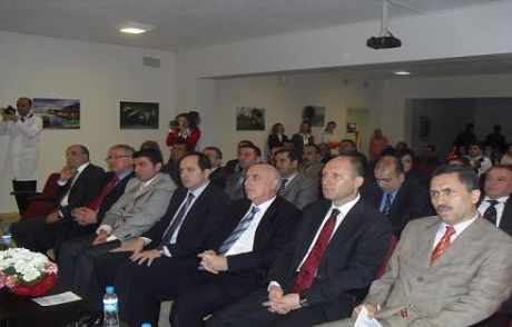 Okula Konferans Salonu Yaptırdılar
