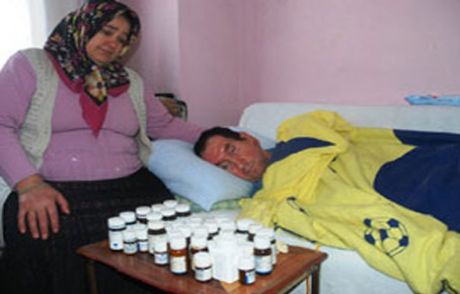 Eşini 13 Yıldır Sırtında Taşıyor