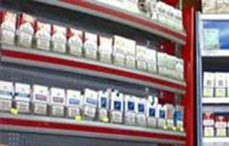 İngiltere'de Sigara Paketleri Raftan Kalkıyor