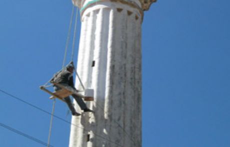 Hayatını Halata Bağlayarak Para Kazanıyor