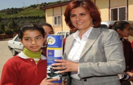 Başkan'dan Öğrencilere Satranç Seti