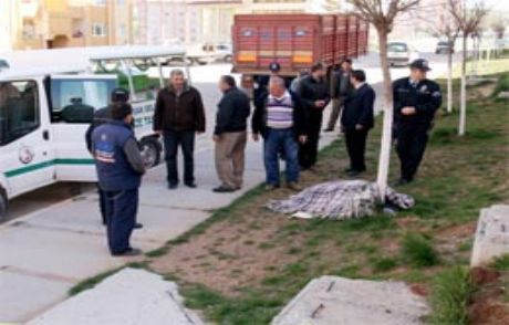 Haciz Memurlarını Görünce Camdan Atladı
