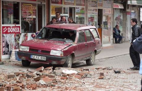 Milyarlık Jipin Üzerine Duvar Düştü