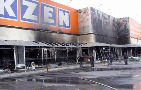 Söke'de Bir Mağaza Tamamen Yandı