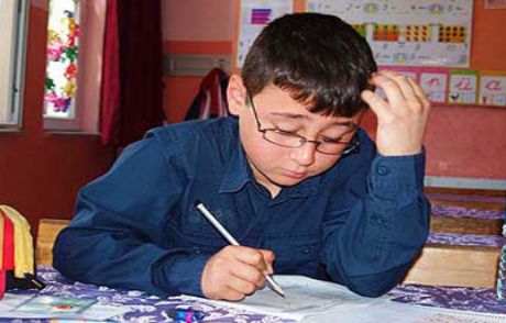 O Sınava Girdi, 11 Kişi Onu Gözetledi