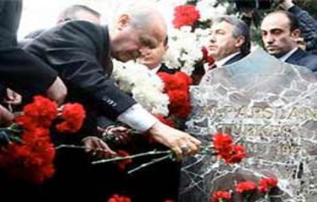 Türkeş'in Anma Törenine Geç Kaldı