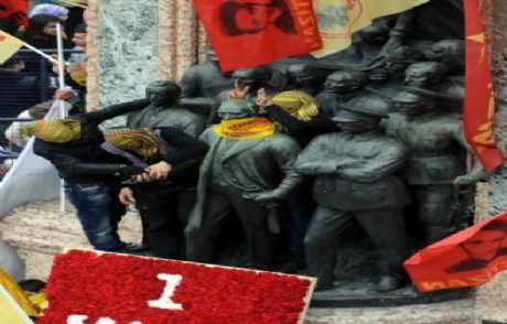 Atatürk Heykeline Bdp Bayrağı Bağladılar...