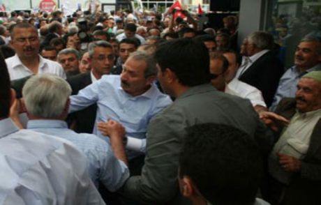 Bakan Çağlayan'a Yumruklu Saldırı