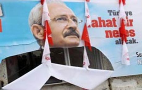 Kılıçdaroğlu'nun Afişini Parçaladılar