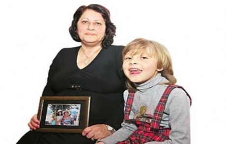 Annesini Ve Kızını Doğurdu