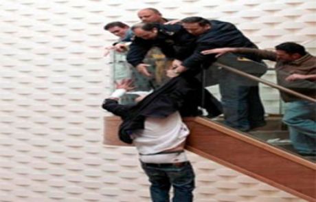 Bileklerini Kesip Üçüncü Kattan Atladı
