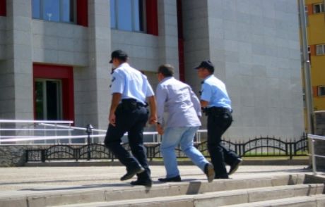 Oy Kullanmaya Gitti, Polise Yakalandılar