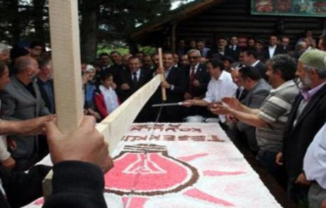Pastayı Testereyle Kestiler