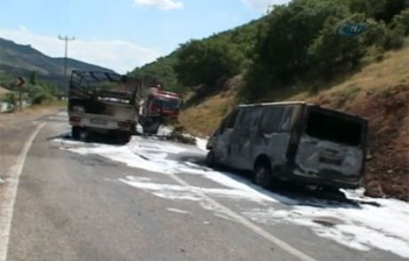 Teröristler Yol Kesip Araçları Yaktı