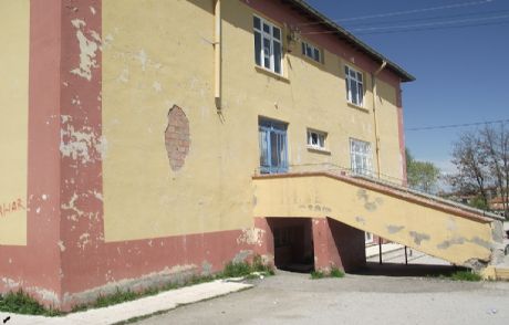 Bakımsızlıktan Harabeye Dönen Okul