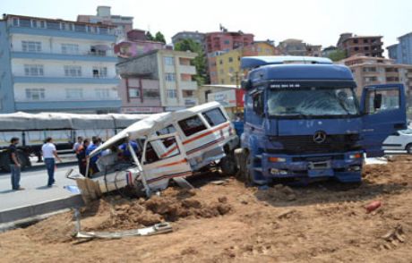 Tır İle Minibüs Çarpıştı; 2 Ölü, 6 Yaralı