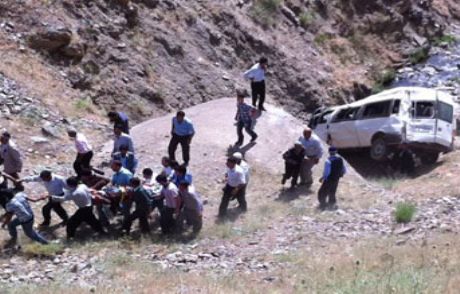 Minibüs Dereye Uçtu