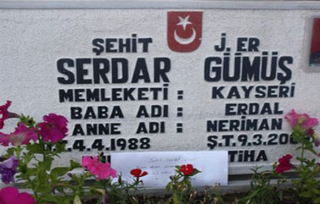 Şehit Oğlunun Mezarına Davetiye Bıraktı