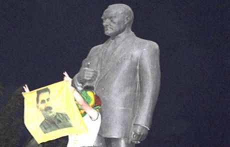 Atatürk Anıtı Önünde Öcalan Posterleri