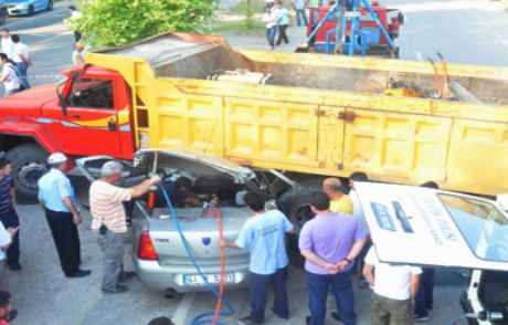 Otomobil Kamyonun Altına Girdi