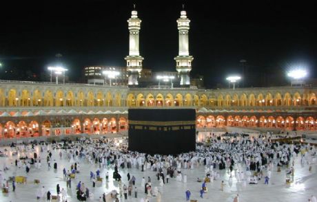 Kabe'nin İçi Gül Suyu İle Yıkandı