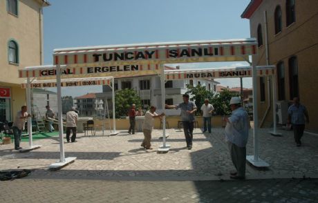 Tuncay Ve Mahmut'tan Camiye Tente Bağışı