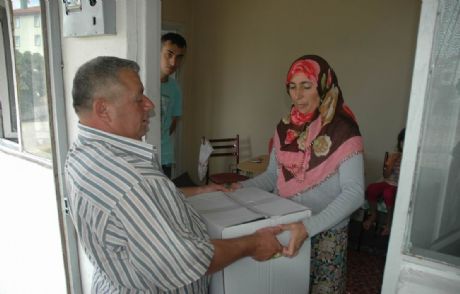 Muhtardan Bin Aileye Erzak Yardımı